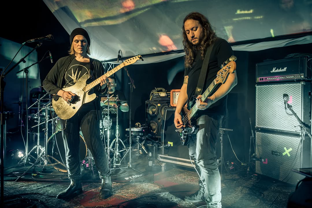Forkalyst live: guitarist Laurenz and bassist Daniel on stage. Drummer Filip is in the background.